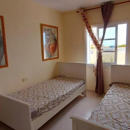 Apartment Stunning 2 Bedroom Flat With A Sea View *